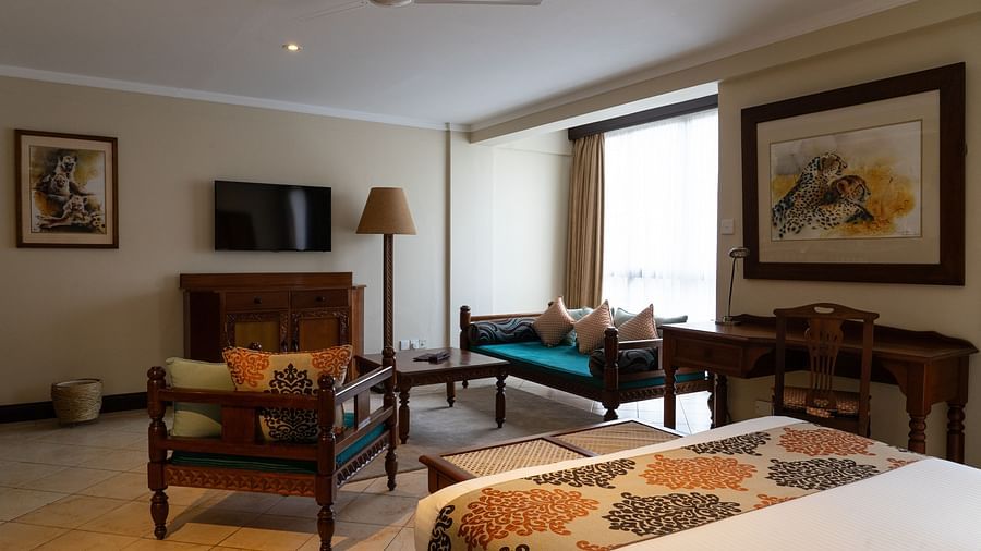 JR SUITE QUEEN BED 1
