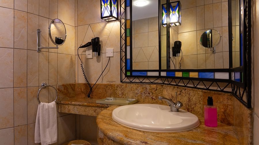 JR SUITE WASH ROOM