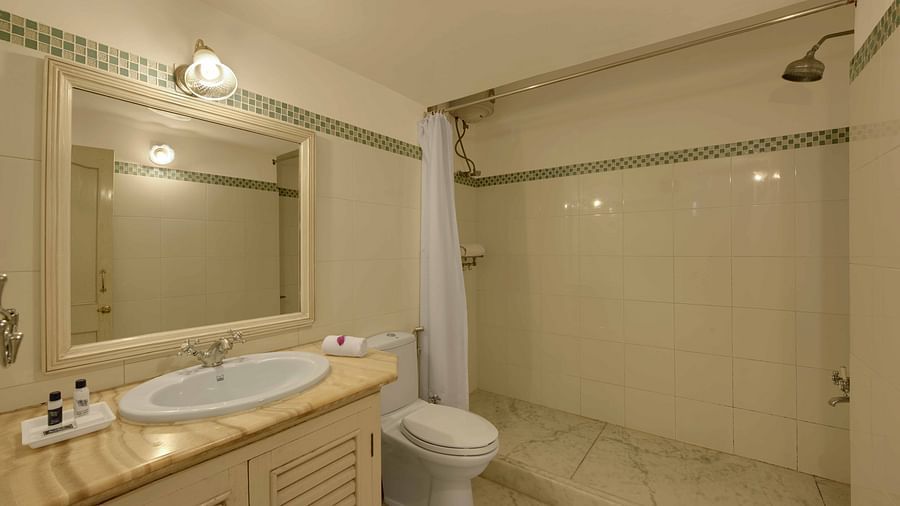 Deluxe Lake Facing Rooms - washroom