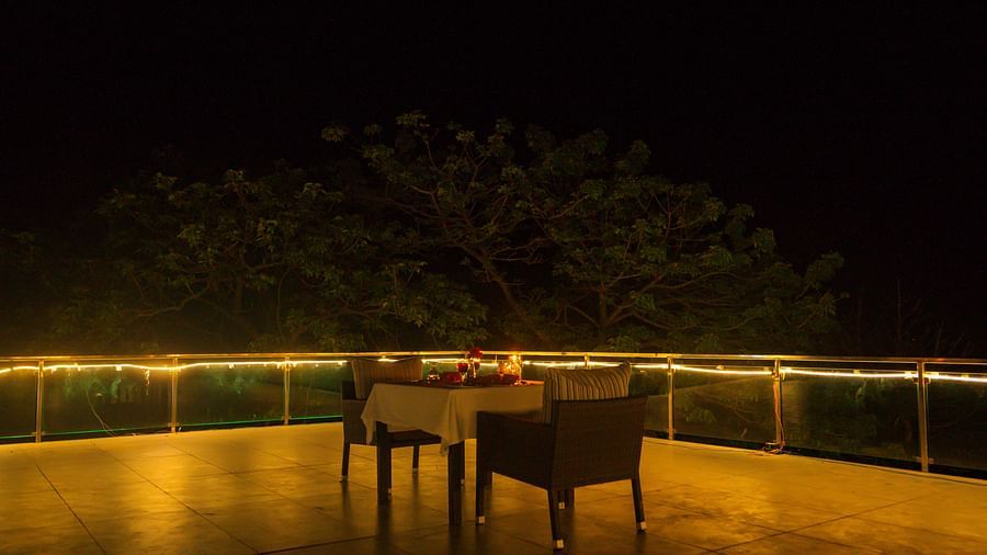 outdoor romantic dining setup at cintacor island resort