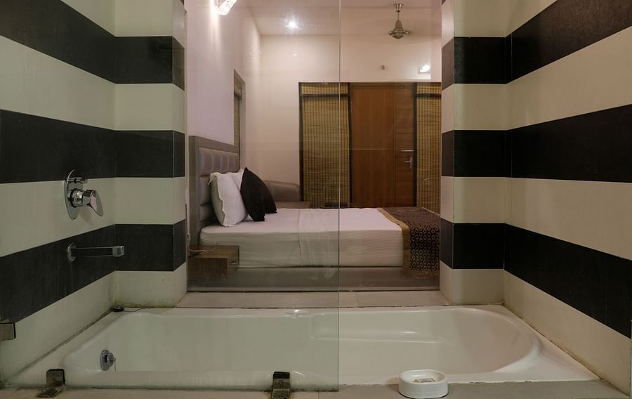 poolview room bathtub - Corbett Panorama Resort, Ramnagar