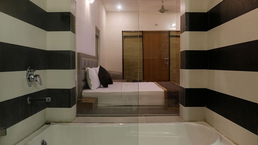 poolview room bathtub - Corbett Panorama Resort, Ramnagar