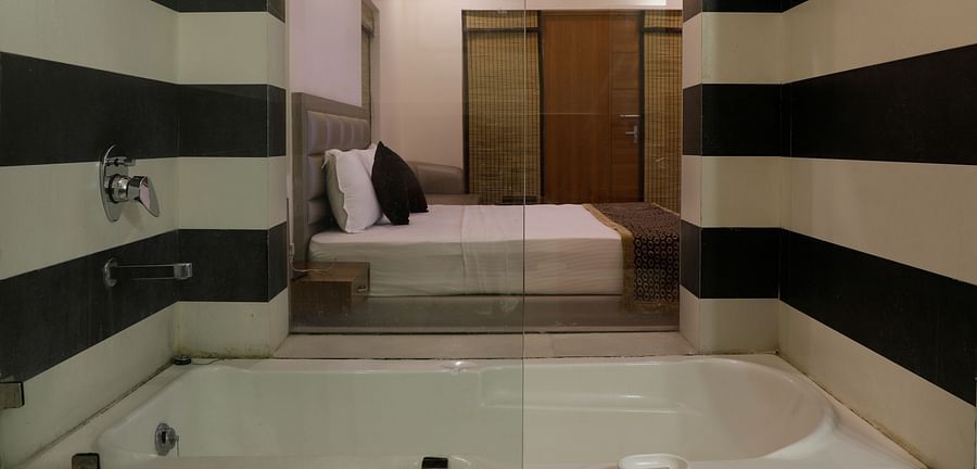 poolview room bathtub - Corbett Panorama Resort, Ramnagar