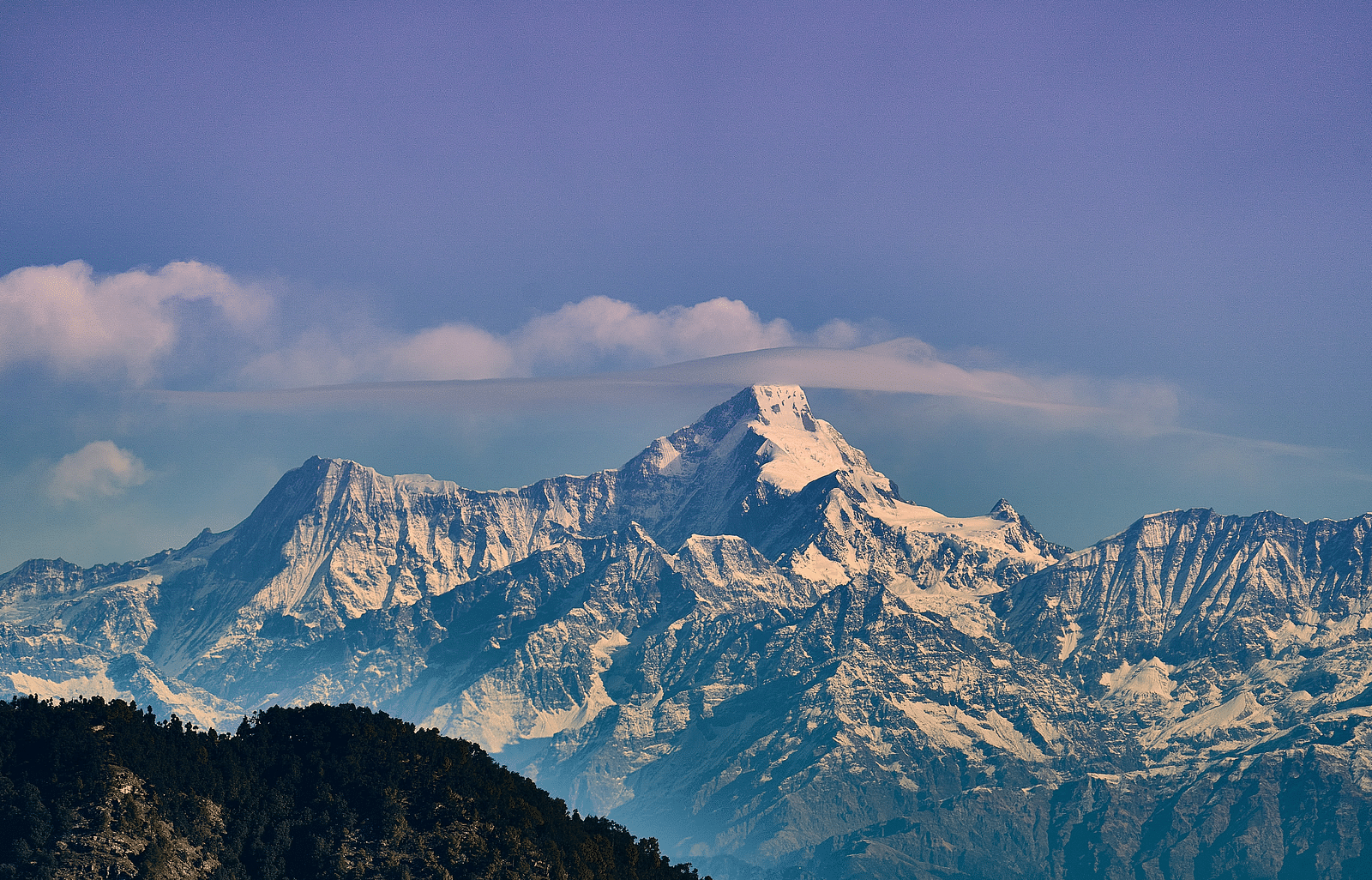 A close-up picture of mountain range captured in the day time.