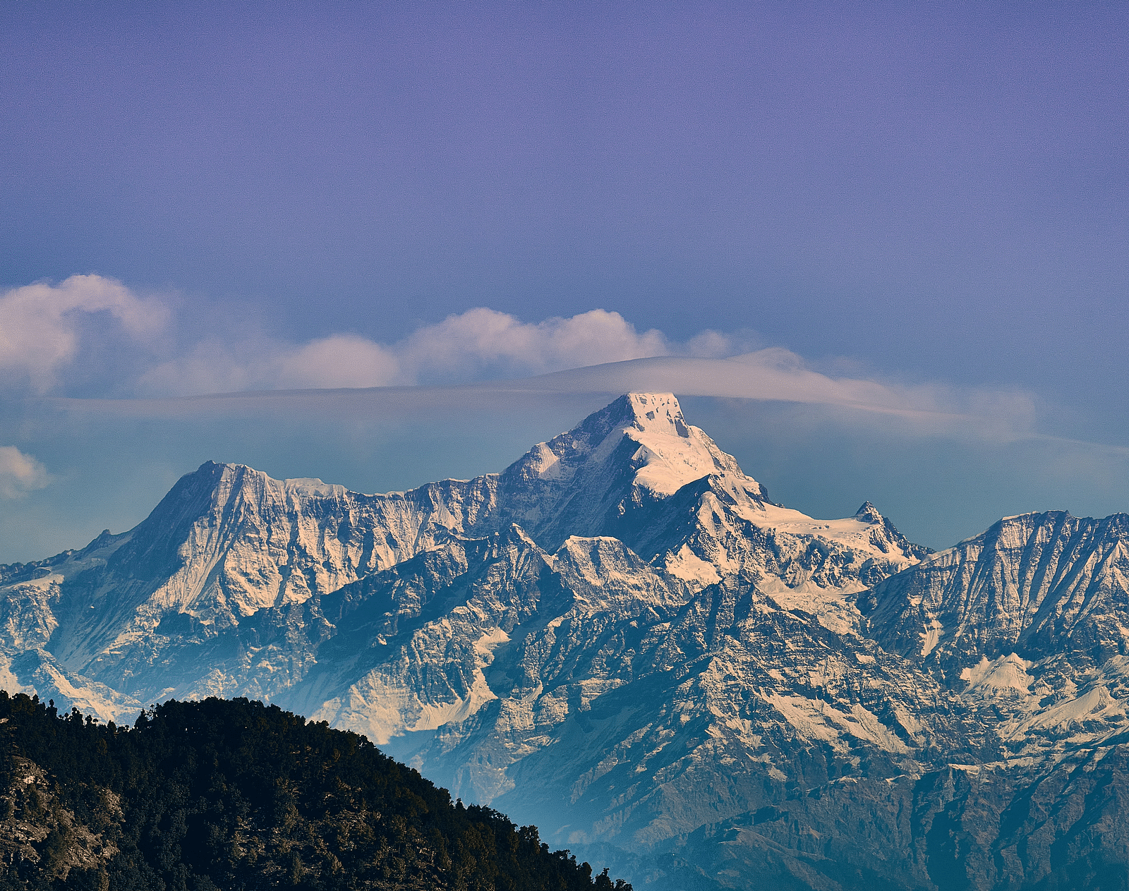 A close-up picture of mountain range captured in the day time.