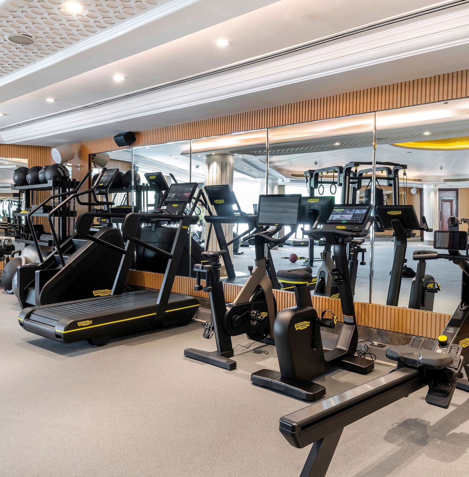 image of a well equipped gymnasium at the sumaya - The Claridges New Delhi