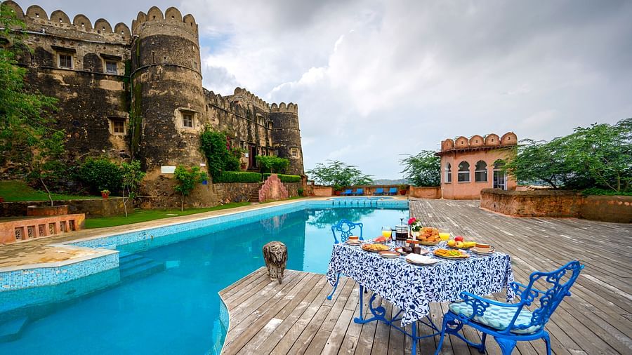 Hill Fort Kesroli 14th Century Alwar - image of a table and chair facing the property's swimming pool