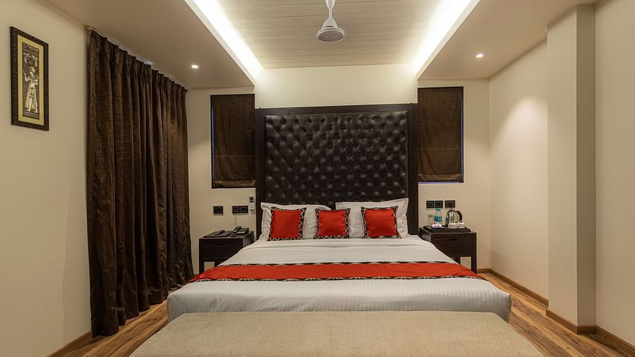 bedroom with fan and lights 