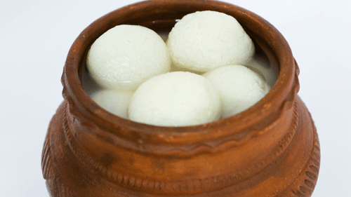 rasgulla in a pot