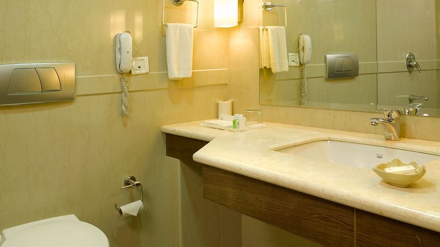 007 - Plaza Toilet