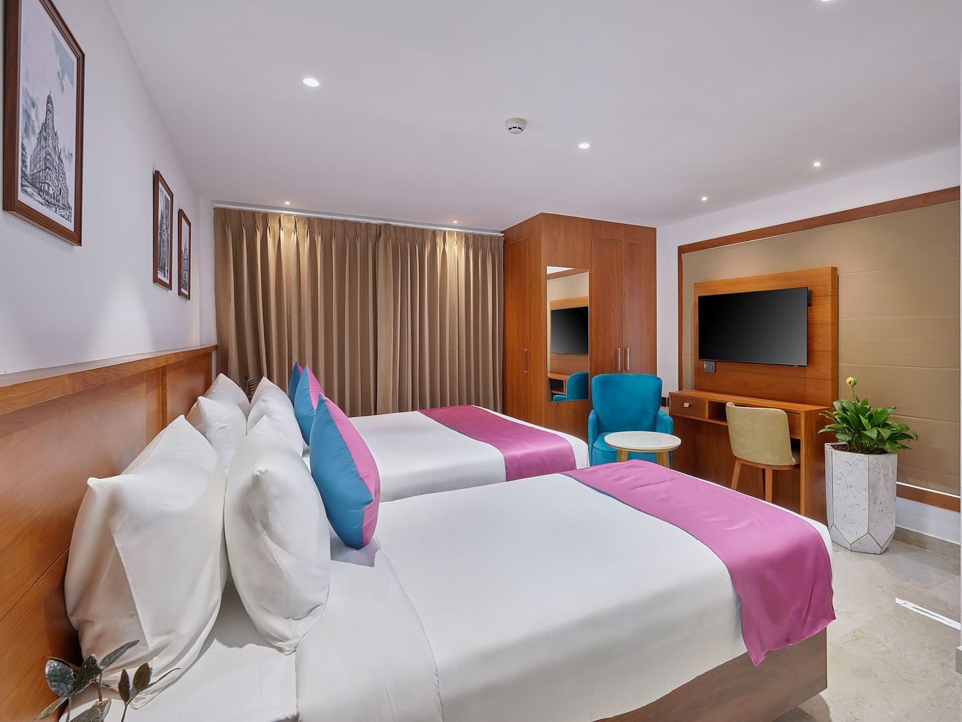An image of the executive room featuring two twin beds. 