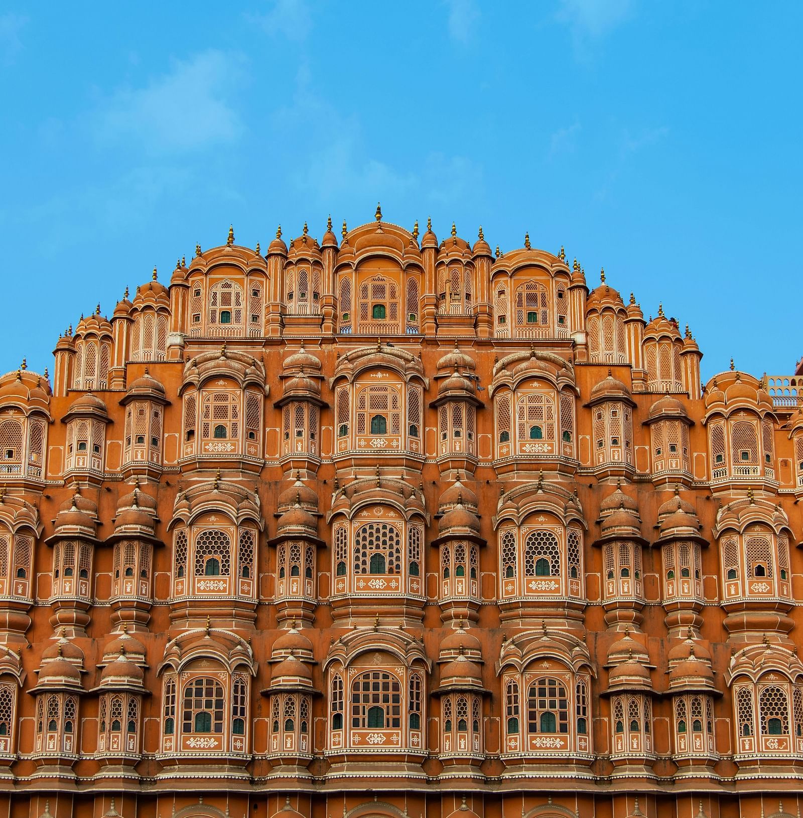 facade image of hawa mahal at jaipur, rajasthan