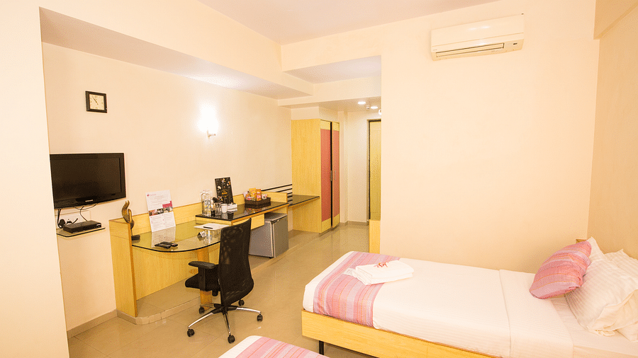 Executive Suite Twin Bed - 5