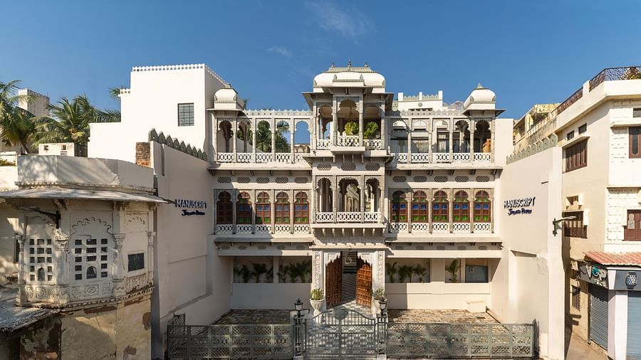 An overview of a courtyard with the inside of the building in view - Manuscript - Jhilwara Haveli, Udiapur