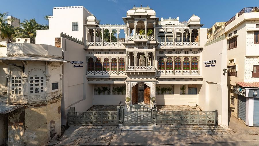 An overview of a courtyard with the inside of the building in view - Manuscript - Jhilwara Haveli, Udiapur
