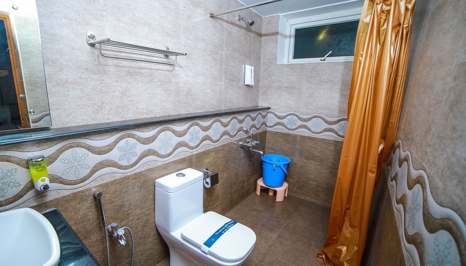 Image of a washroom with a sink, a toilet and a seperate shower area at WOW Bison Woods.