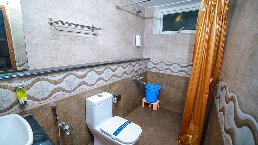 Image of a washroom with a sink, a toilet and a seperate shower area at WOW Bison Woods.