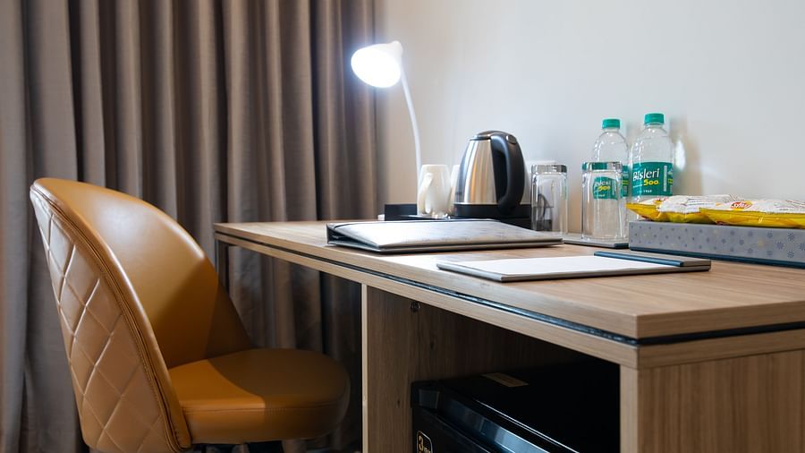 Deluxe Twin Room at Hometel Alambagh, Lucknow 4