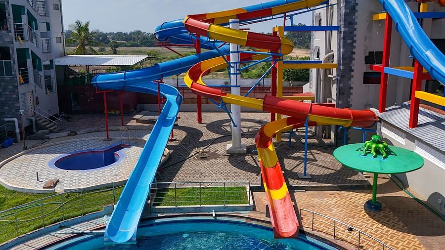 Spider ride at MGM Dizzee World featuring layers of water slides leading down to a swimming pool.
