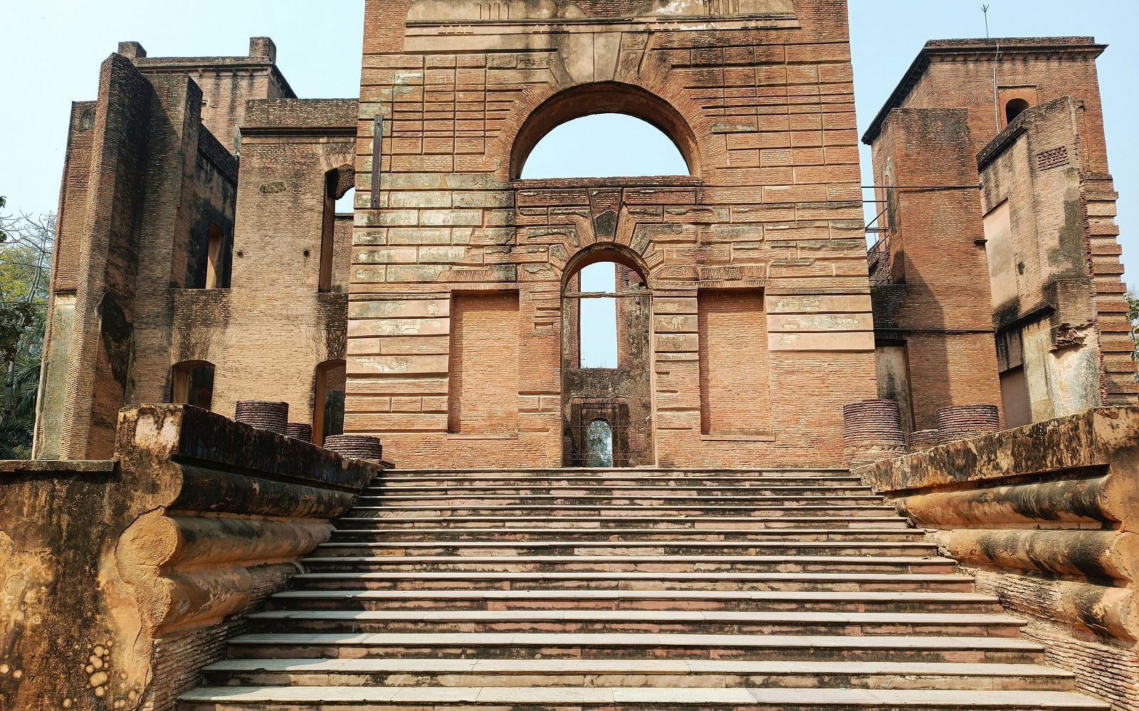 An overview of Dilkusha Kothi with the steps leading to the place in view.
