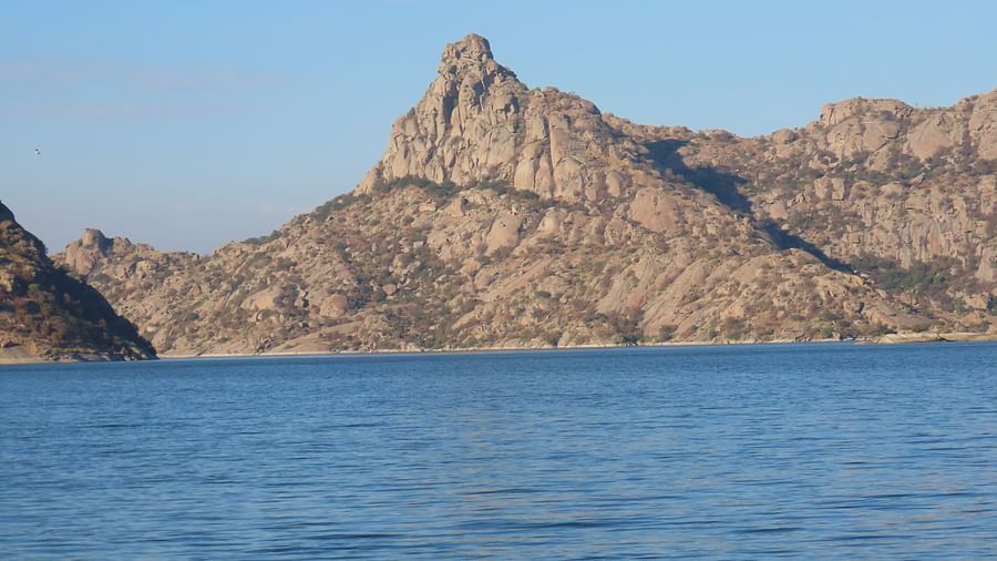 A hill in the backgroup with a lake in the foreground - Clarks safari Jawai