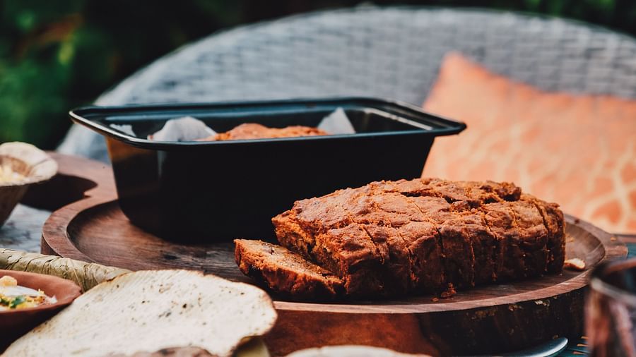 Bread and meat served in an outdoor set-up