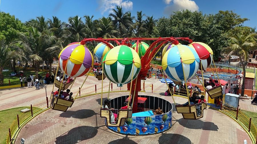 Hot air balloon amusement park ride