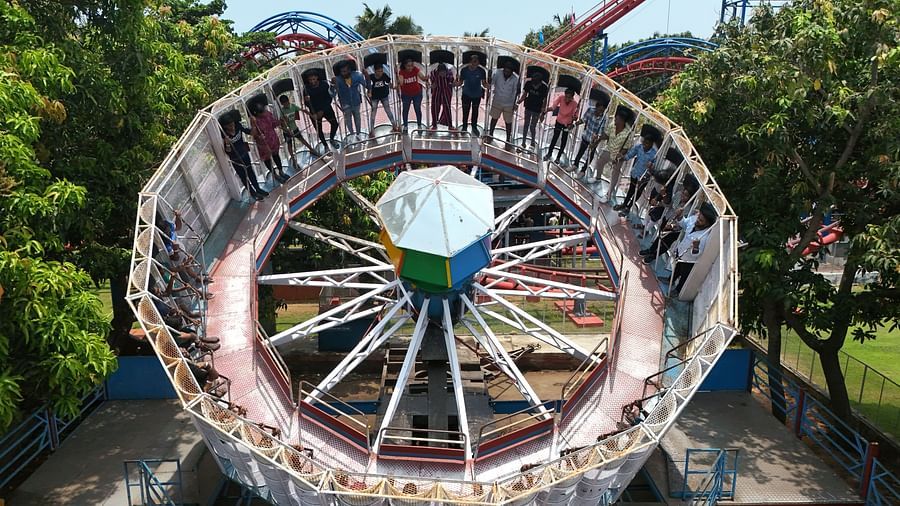 Zero gravity amusement park ride with people on it