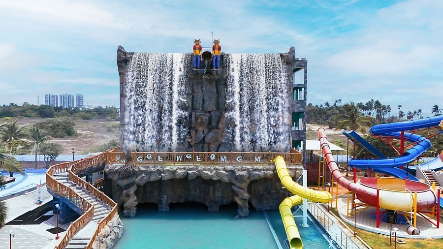 Thunder falls ride at MGM Dizzee World featuring a water slide at great height which leads to a swimming pool.