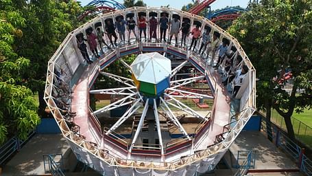 Zero gravity amusement park ride
