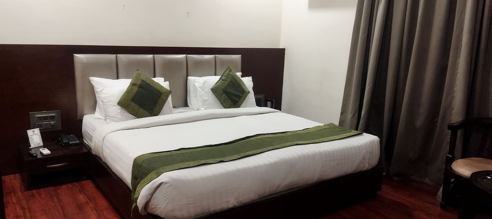 Another view of a hotel room with a green runner on the bed, a seating area - TGI Apple Inn, Jaipur 
