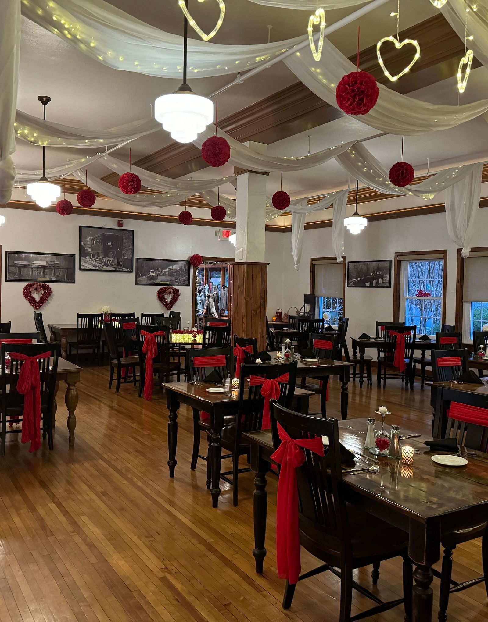 full view image of the Cheoah Dining Room with huge red ribbons tied in the back of the chair - Historic Tapoco Lodge