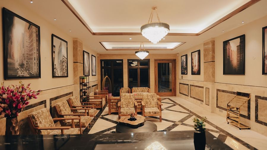 Clarks Inn Express Dehradun - view of the property s reception area featuring seating options and an intricate chandelier