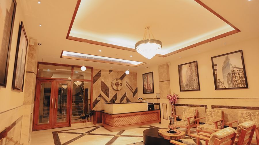 Clarks Inn Express Dehradun - view of the property s reception area with seating options and marble decor