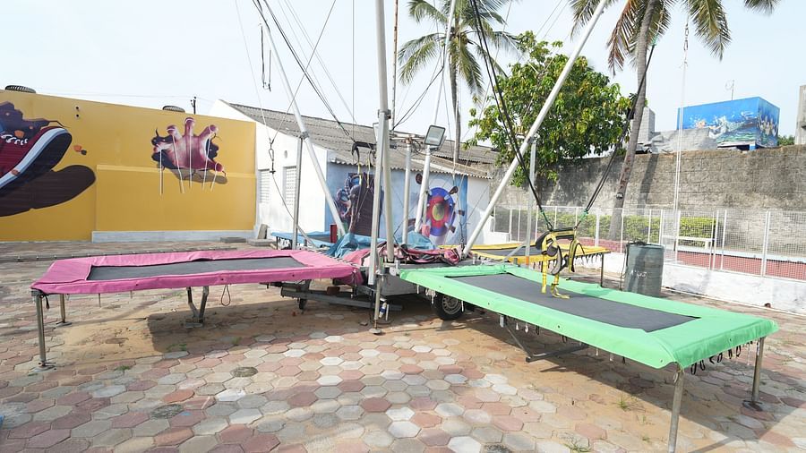 Bungee jumping at MGM Dizzee World featuring two soft beds to land on and above it there are ropes falling from above.