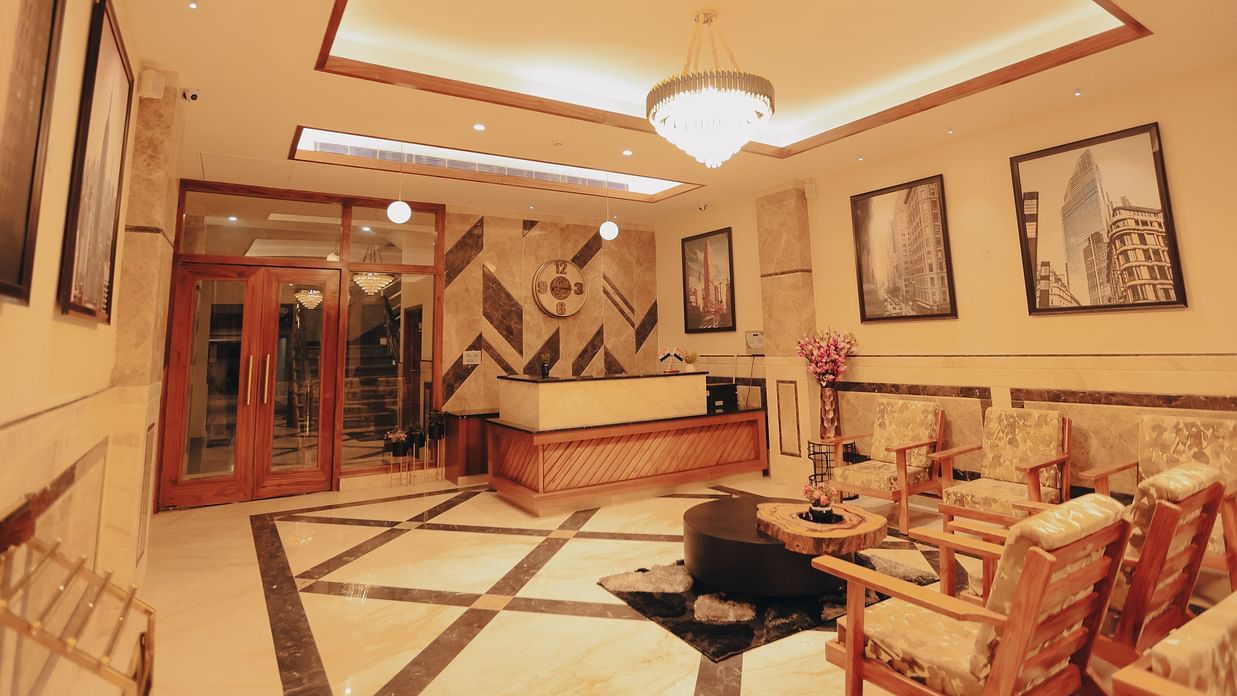 Clarks Inn Express Dehradun - view of the property s reception area with seating options and marble decor