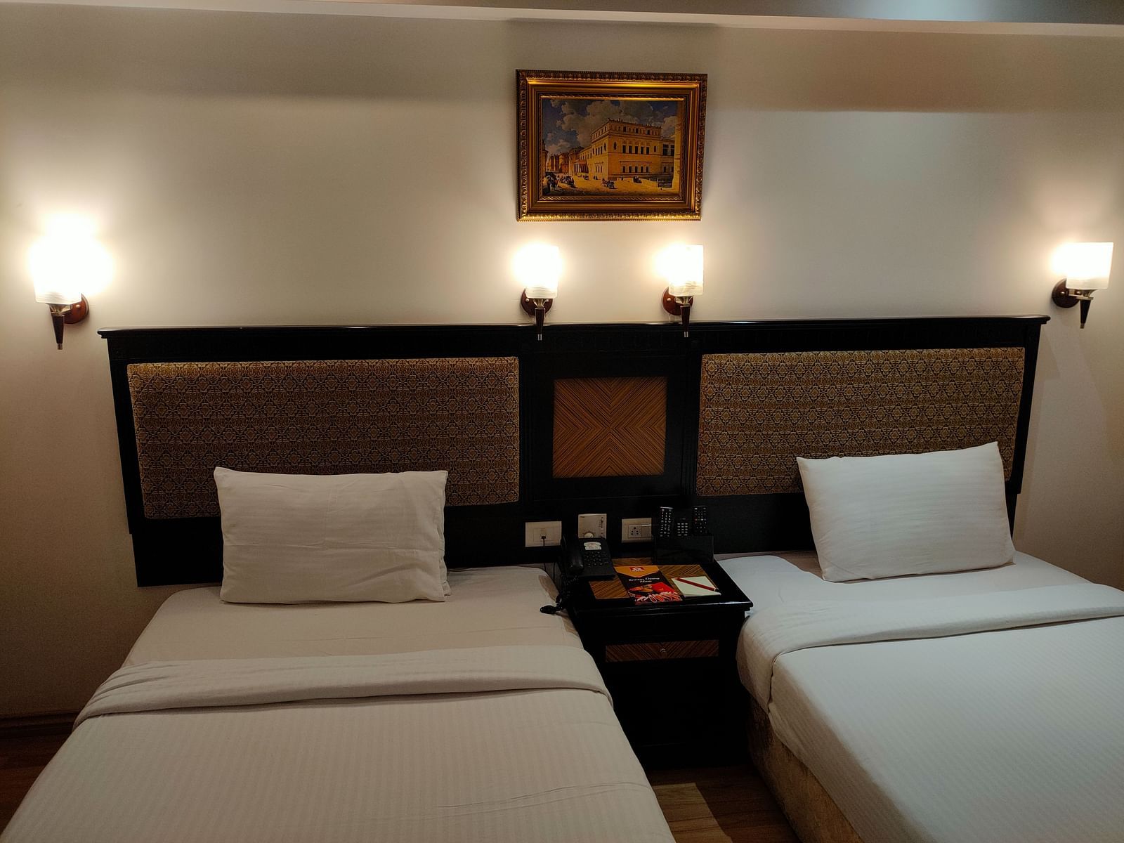 Room with twin beds at SRM Hotel Trichy