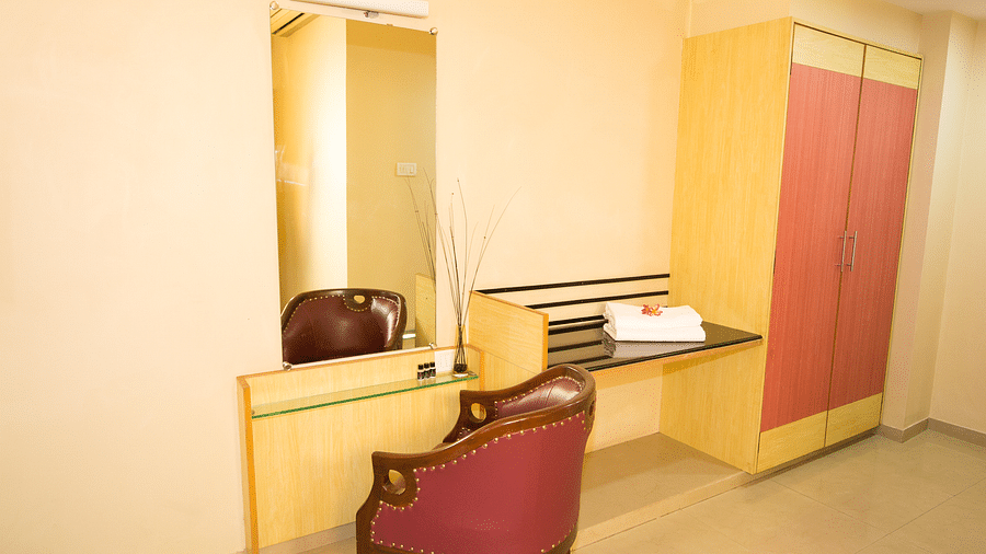 Luxury Suite - Dressing   Closet