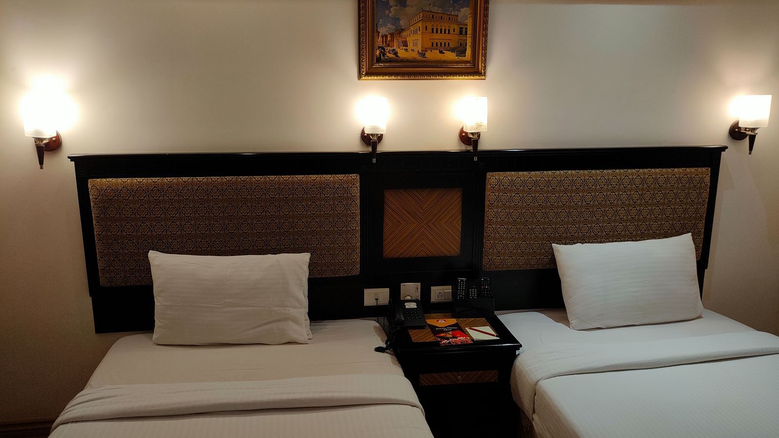 Room with twin beds at SRM Hotel Trichy