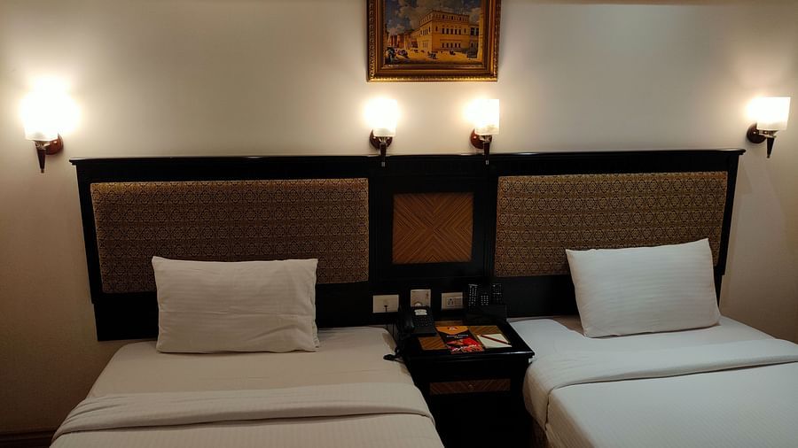 Room with twin beds at SRM Hotel Trichy