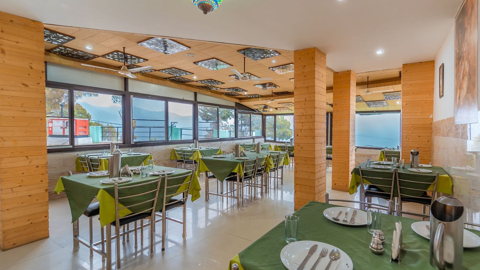 restaurant at Flutter Hotels & Resorts featuring an elegant seating arrangement