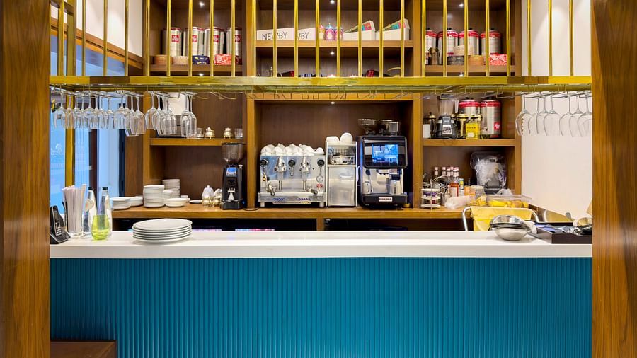 image of our beverage counter at the lutyens deli multi cuisine restaurant - The Claridges New Delhi