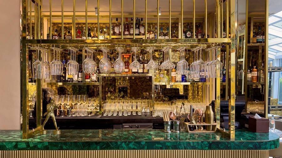 image of an extensive and elegant bar at the jade chinese and cantonese restaurant in delhi at the claridges