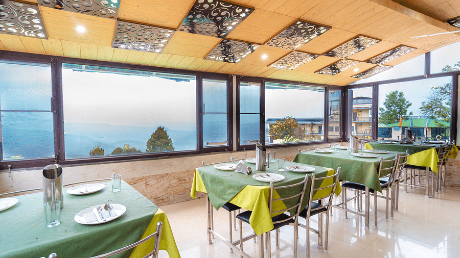 restaurant at Flutter Hotels & Resorts featuring an elegant seating arrangement