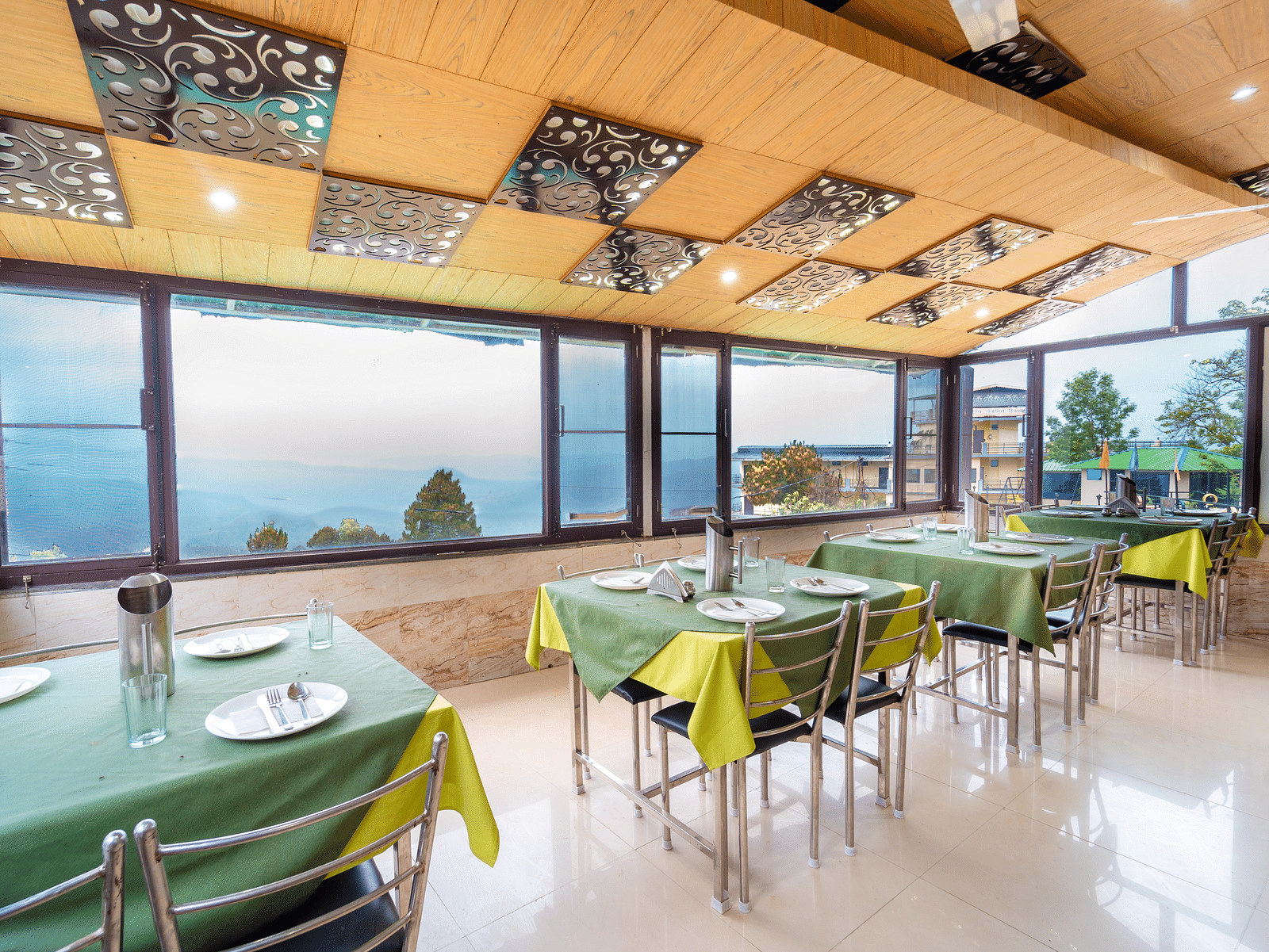 restaurant at Flutter Hotels & Resorts featuring an elegant seating arrangement