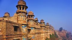 A view of a brown-shaped exterior facade of the Gwalior fort.