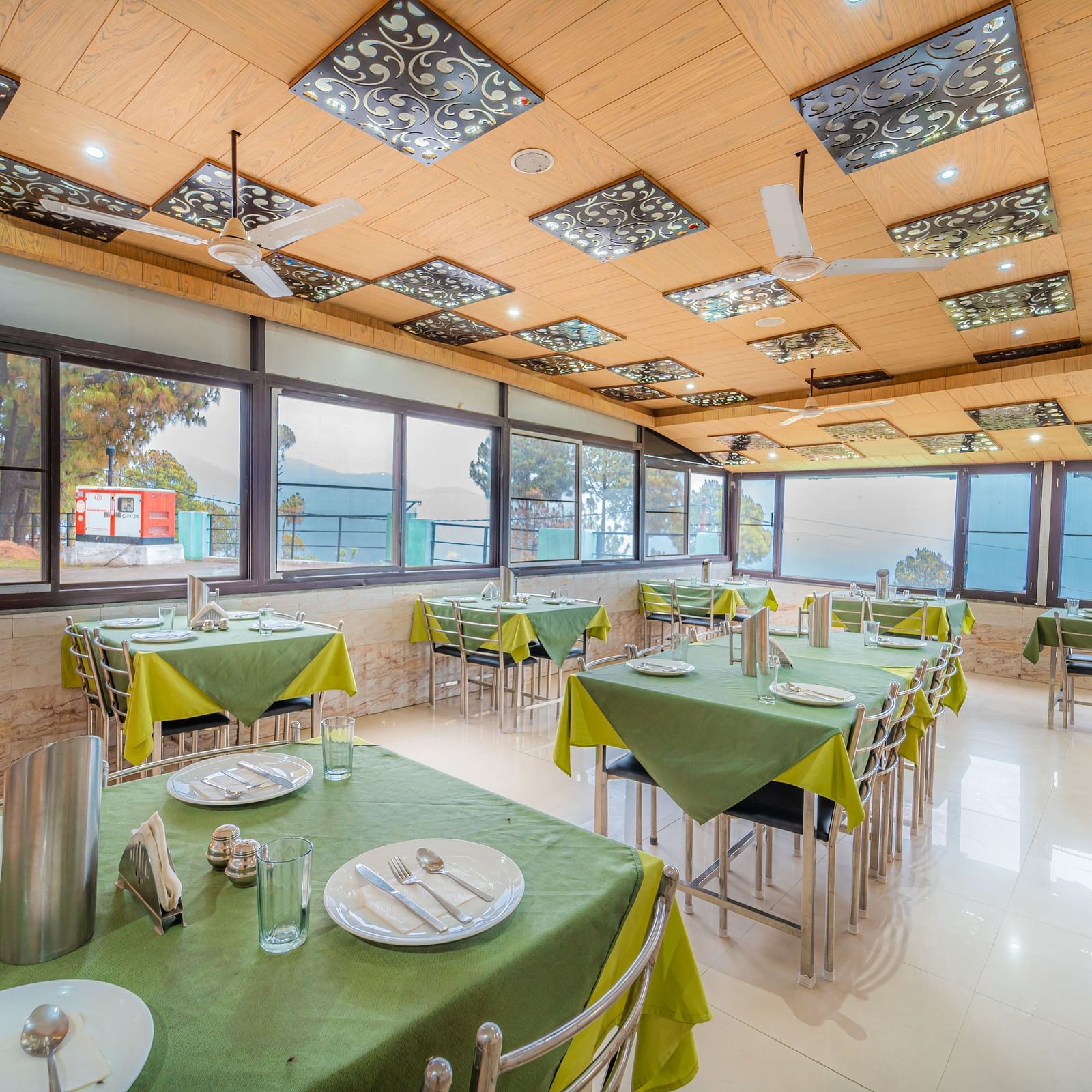 a restaurant at Flutter Hotels & Resorts offering a view of the valley