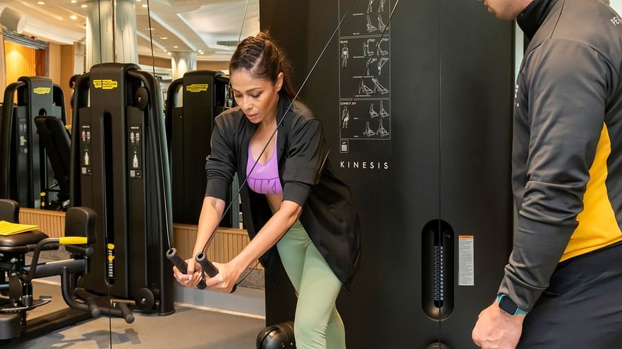 A woman working out to strength her core at Sumaya gym at The Claridges New Delhi