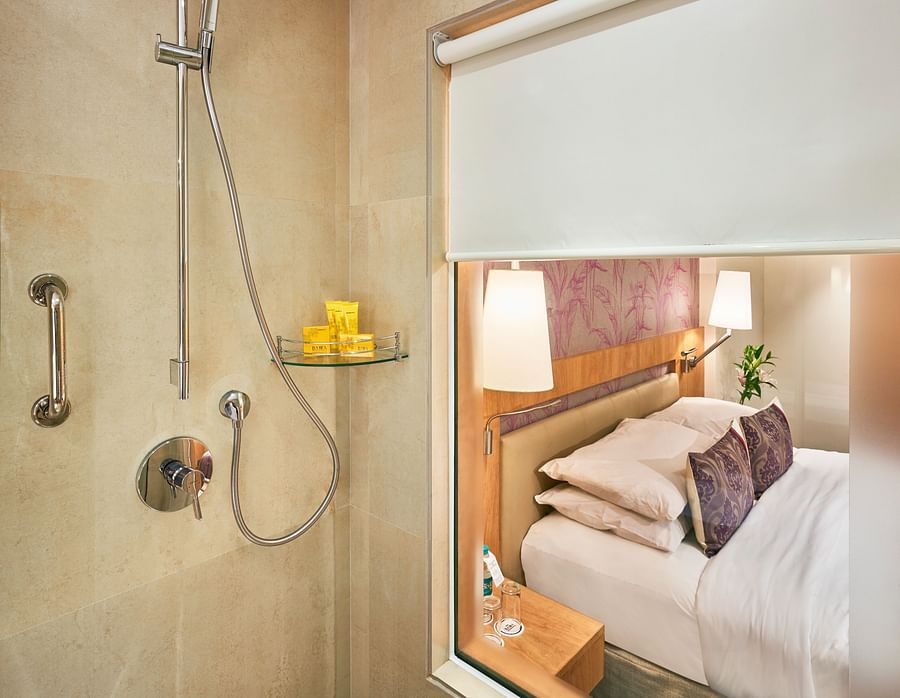 Superior Exec Bath2