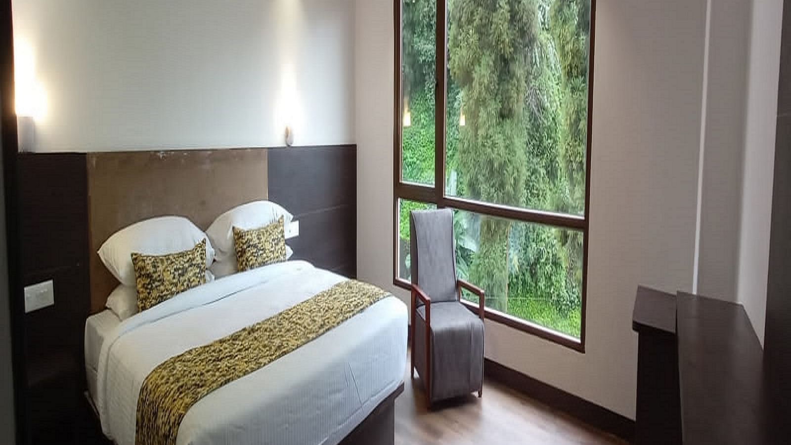 king size bed of Deluxe Room at Sumitel Pelling, Geyzing